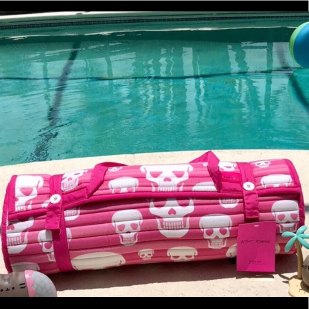 New Betsy Johnson Pink Skull Beach Mat